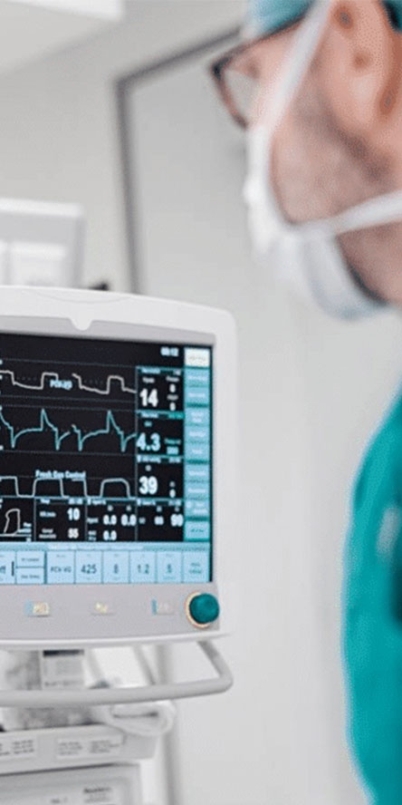 Врач контролирует состояние пациента после кодирования с провокацией